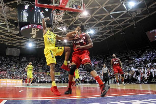 与两名队友 与两名队友